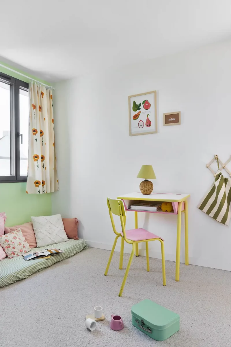Aménagement d'une chambre d'enfant sous les combles lors d'une surélévation de maison à Batz-sur-Mer.