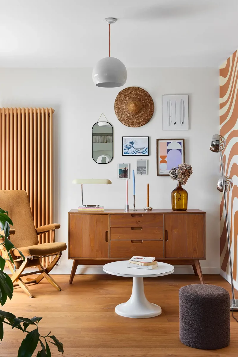 Salon design aux accents seventies avec enfilade en bois vintage à Batz-sur-Mer.