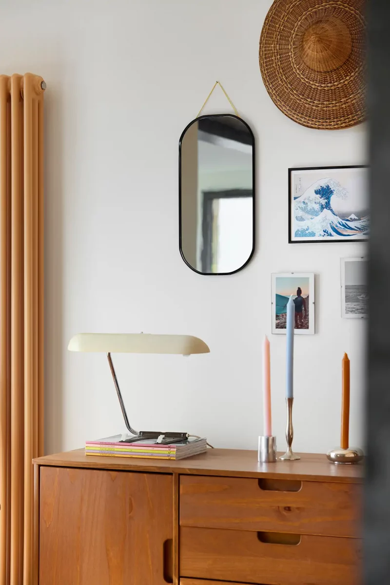 Coin bureau ou coiffeuse vintage en bois avec miroir organique et touches décoratives seventies.