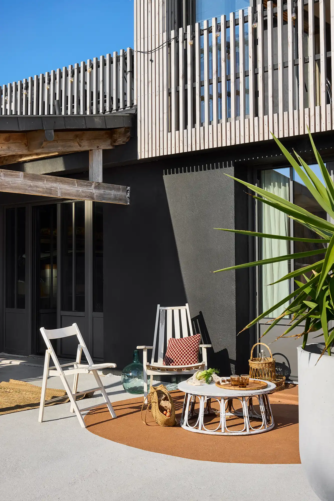 Terrasse bois de l'extension contemporaine d'une maison à Batz-sur-Mer