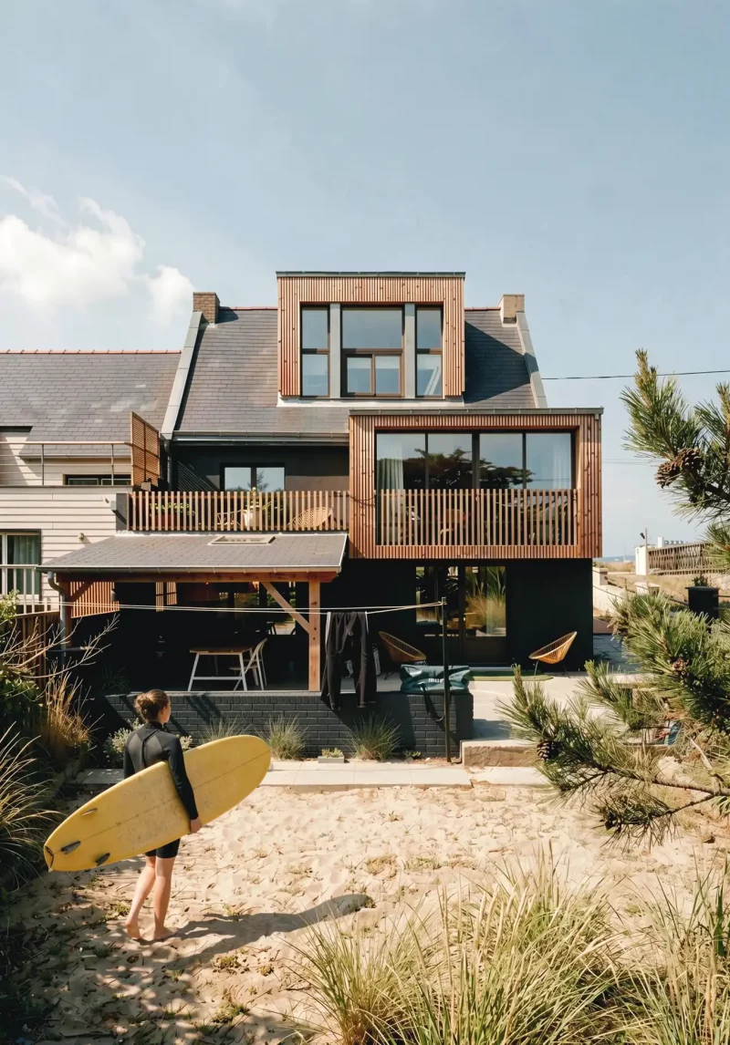 Façade arrière de la maison montrant la surélévation moderne en bois et l'extension à Batz-sur-Mer