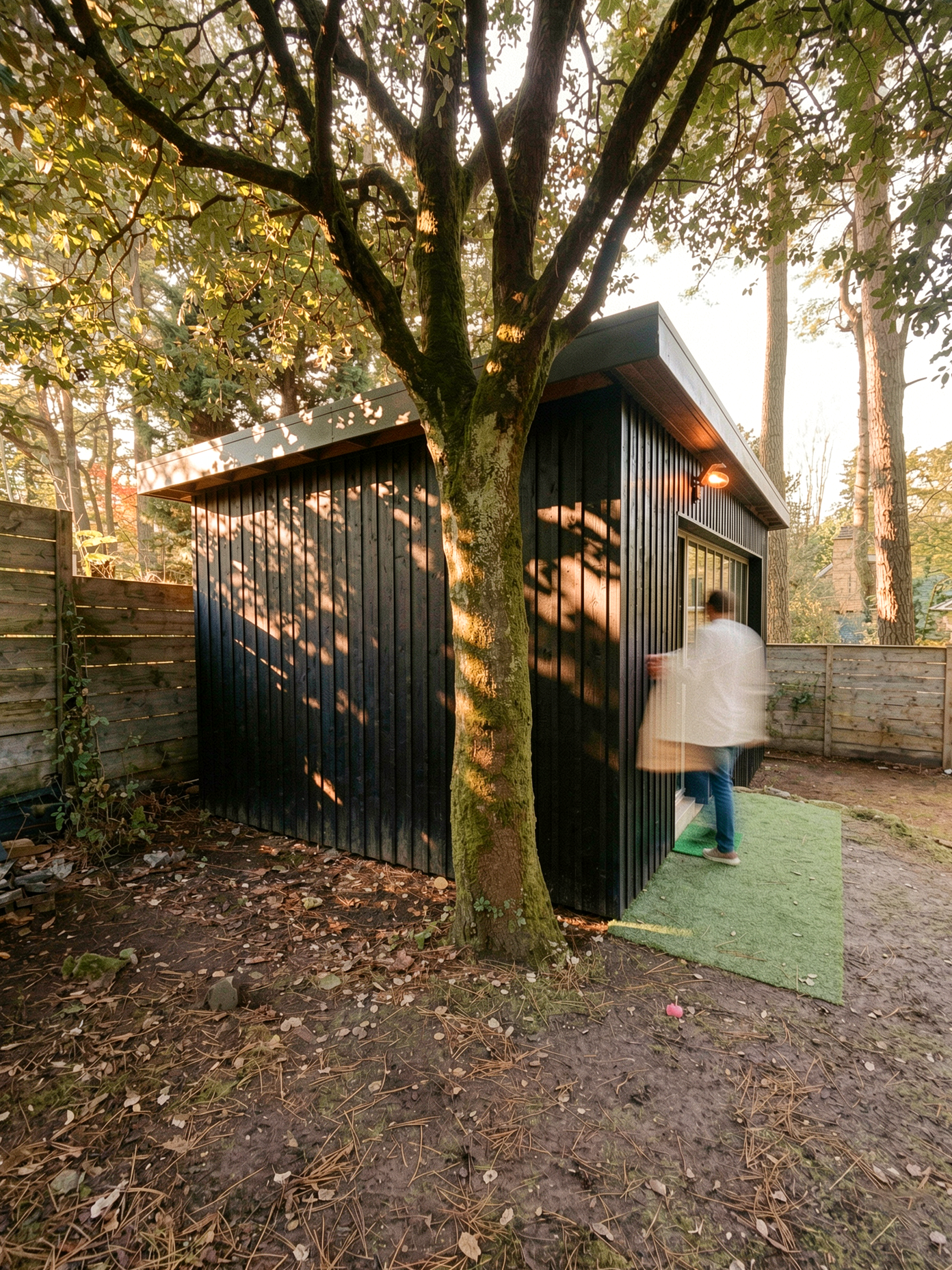 Atelier de jardin en bois brûlé sous les arbres — La Baule Atelier de jardin en bardage bois brûlé sous un grand arbre, La Baule