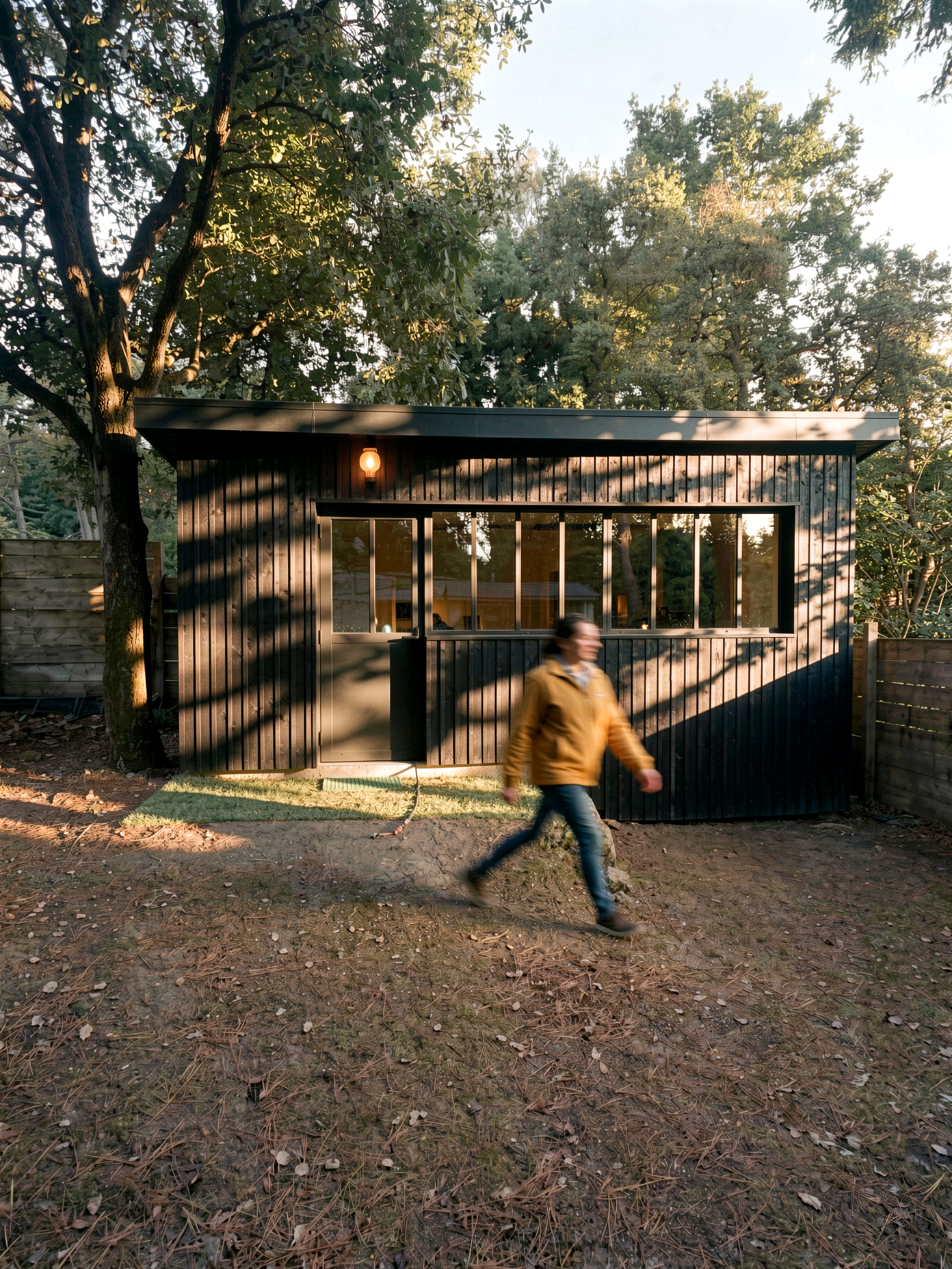 Façade de l’atelier de jardin — La Baule Façade de l'atelier de jardin à La Baule, bardage bois brûlé vertical et longue baie vitrée
