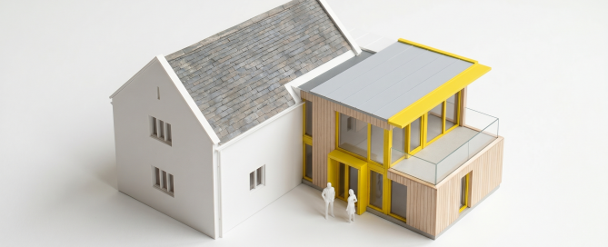 MaPrimeRénov' : maquette d'une maison ancienne de la presqu'île en rénovation énergétique