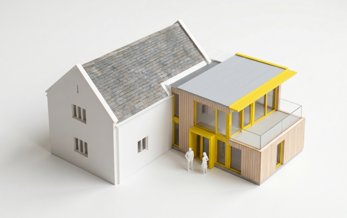 MaPrimeRénov' : maquette d'une maison ancienne de la presqu'île en rénovation énergétique