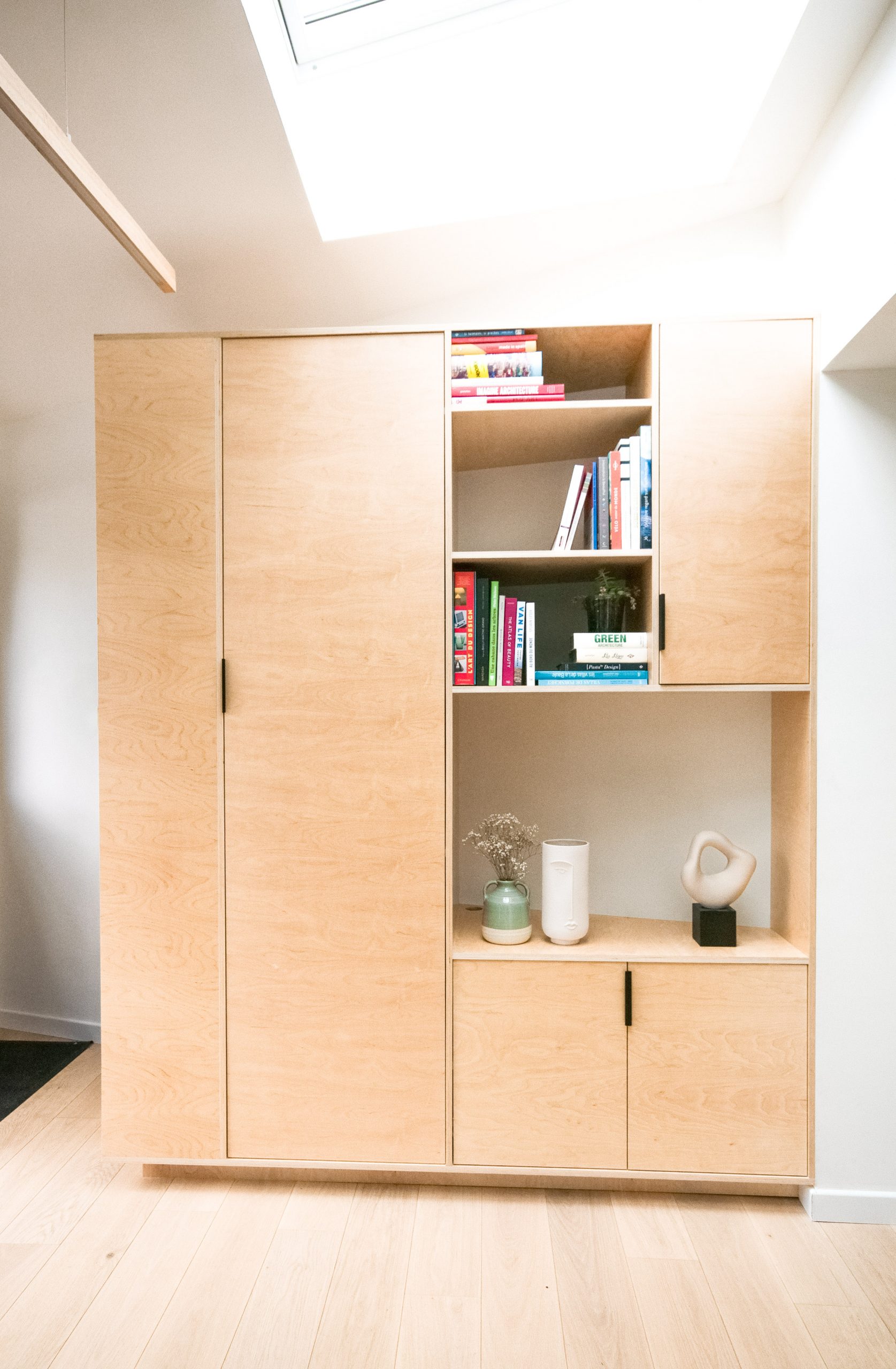 Bibliothèque et rangements sur mesure en contreplaqué de bouleau dans une maison de ville à Guérande