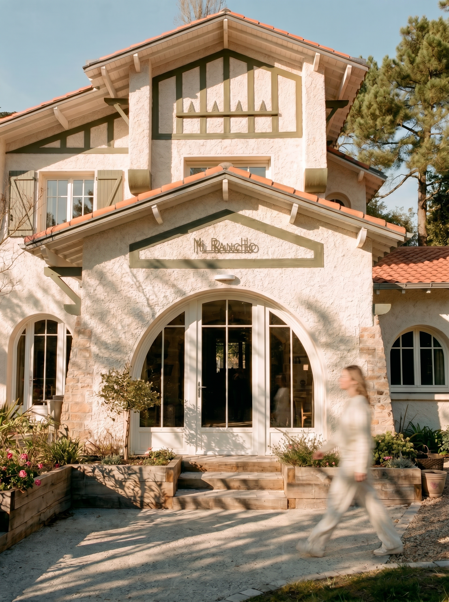 Entrée de la villa basque sous son arche en pierre appareillée, La Baule