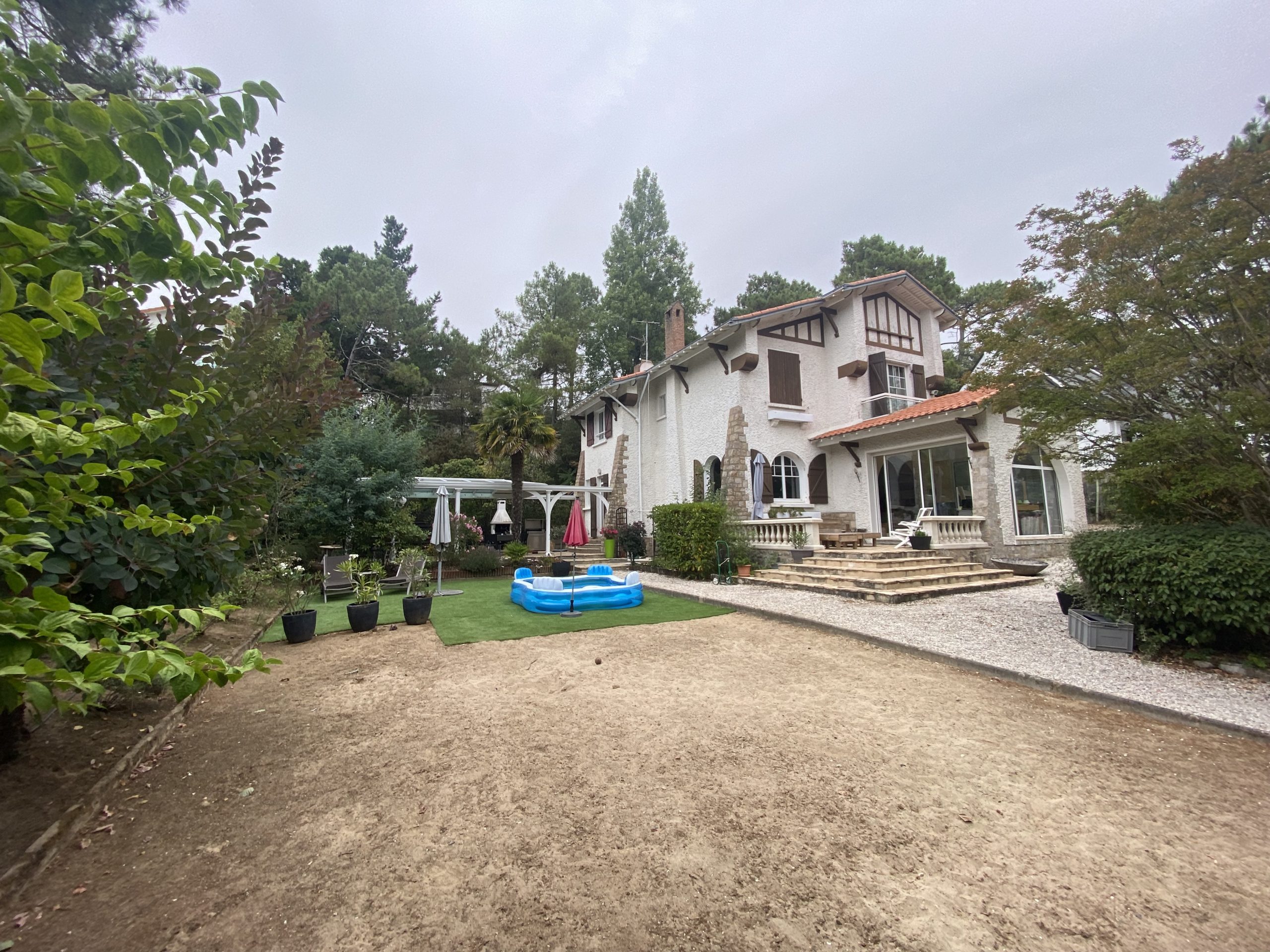 Jardin de la villa basque avant travaux, terrain en pente depuis l'avenue de Lyon, La Baule