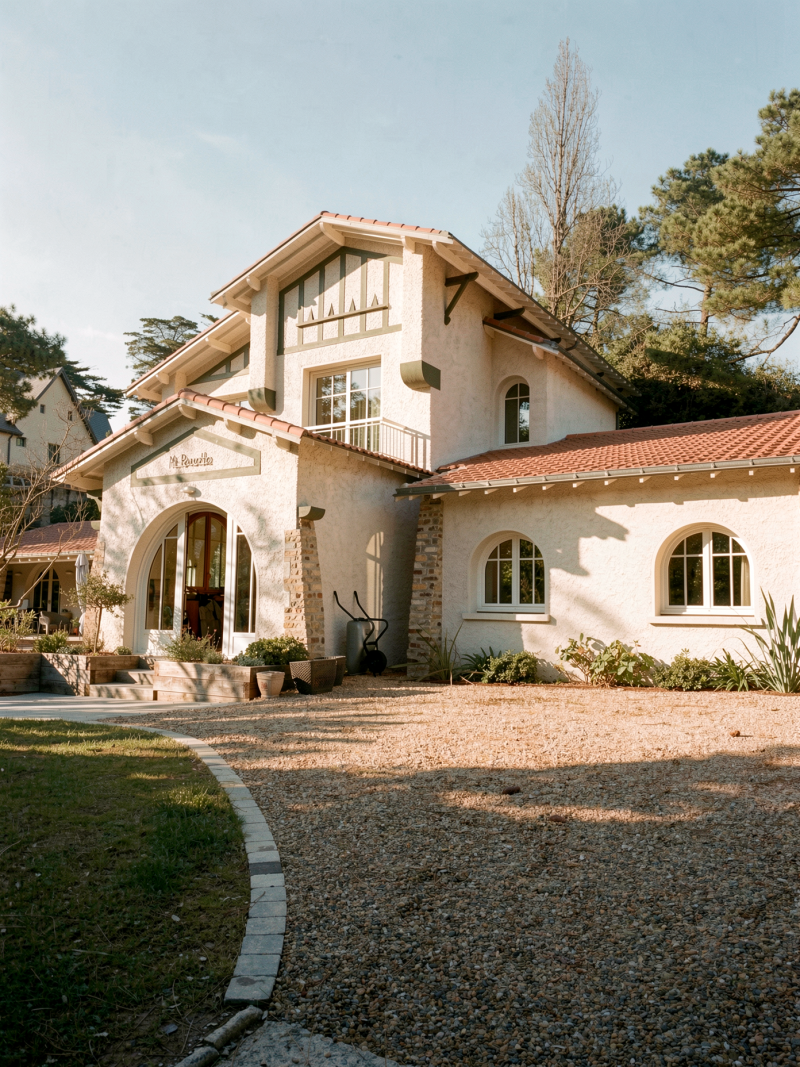 Pignon de style basque de la villa : colombages peints et larges débords de toiture, La Baule