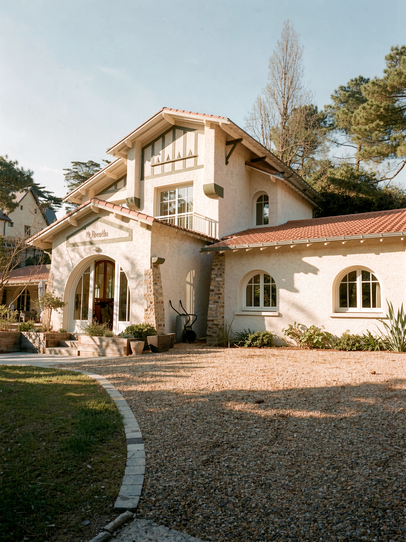 Mi Rancho — pignon de style basque, La Baule Pignon de style basque de la villa : colombages peints, larges débords de toiture et enduit blanc, La Baule