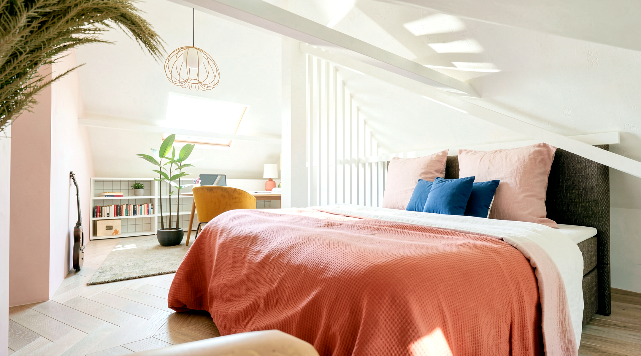 Chambre parentale aux teintes terracotta, rénovation intérieure à Pornichet