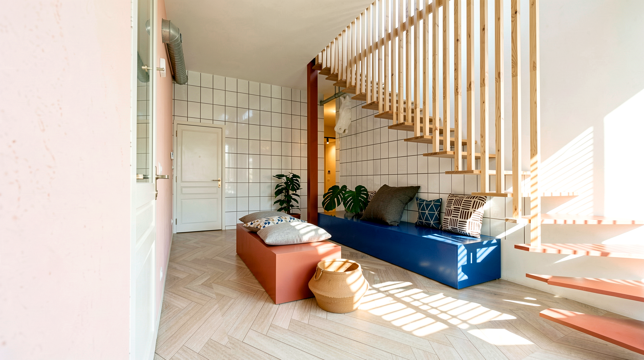Entrée, escalier bois et banquette bleue sur mesure, rénovation intérieure à Pornichet