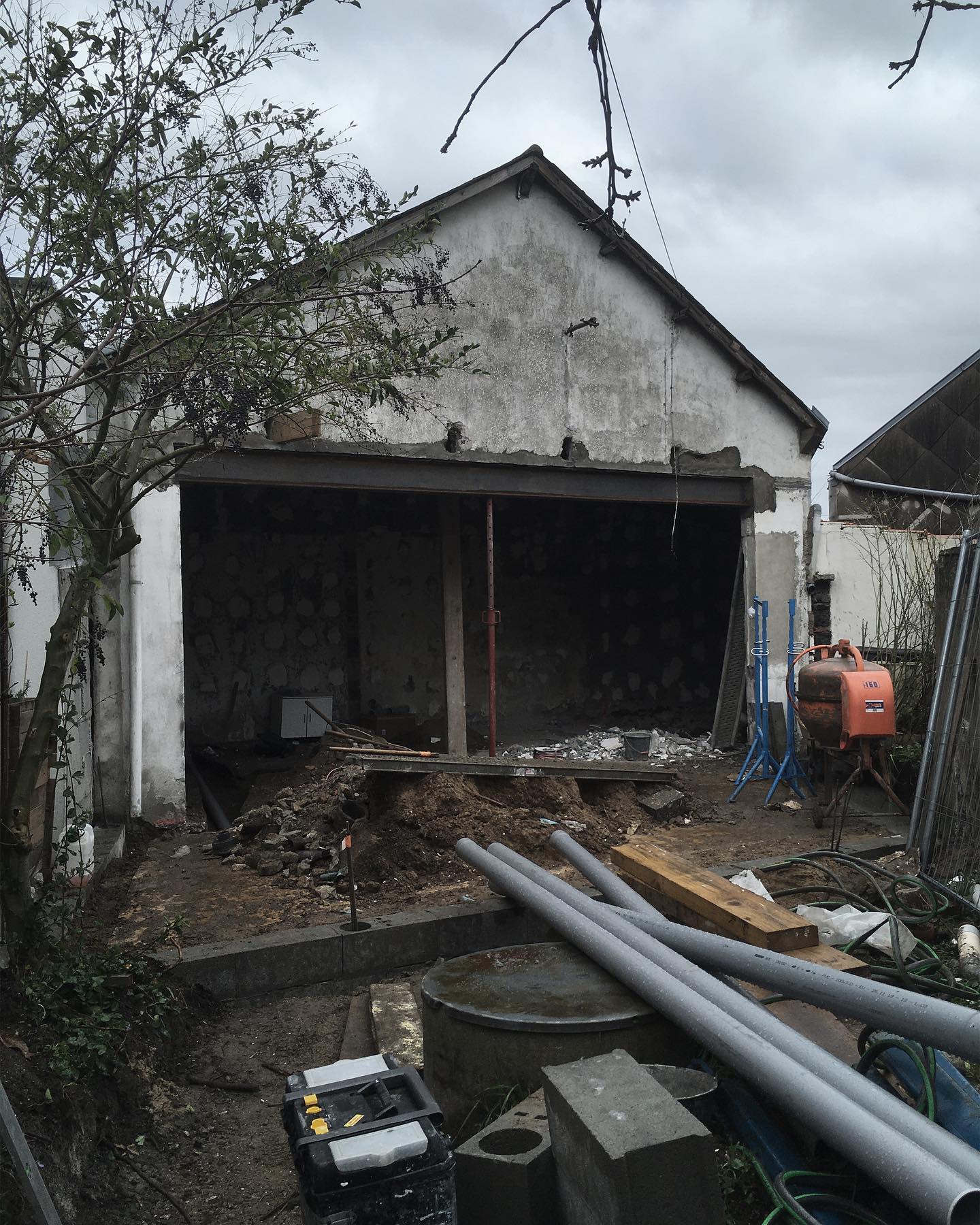 Rénovation lourde en cours de chantier, extension d'une maison de ville à Guérande