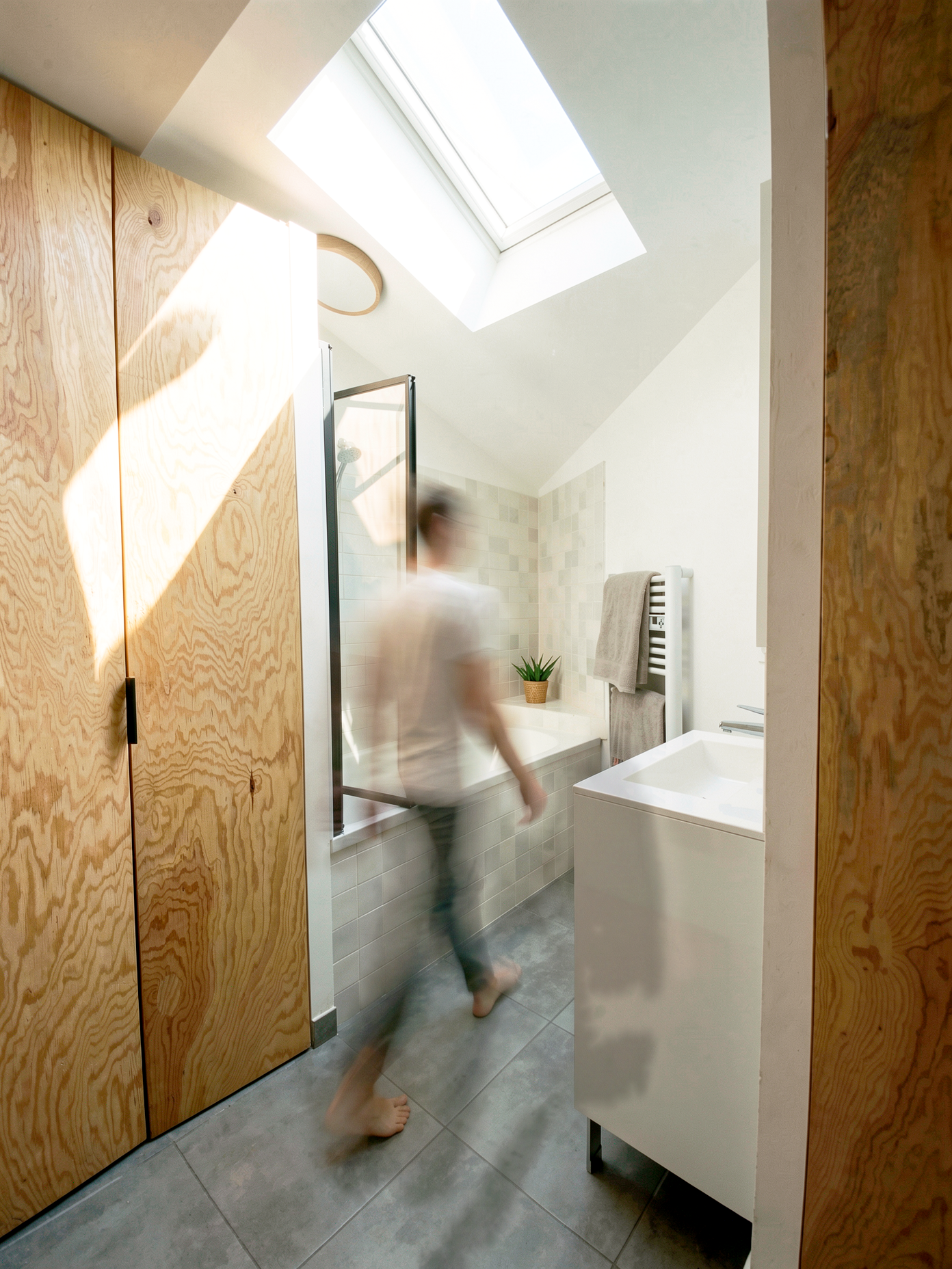 Salle de bain habillée de bois sous rampant avec fenêtre de toit, maison de ville à Guérande