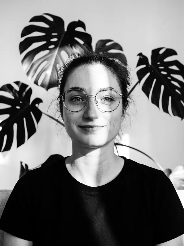 Portrait noir et blanc de Laetitia, dessinatrice chez Meta Architecture