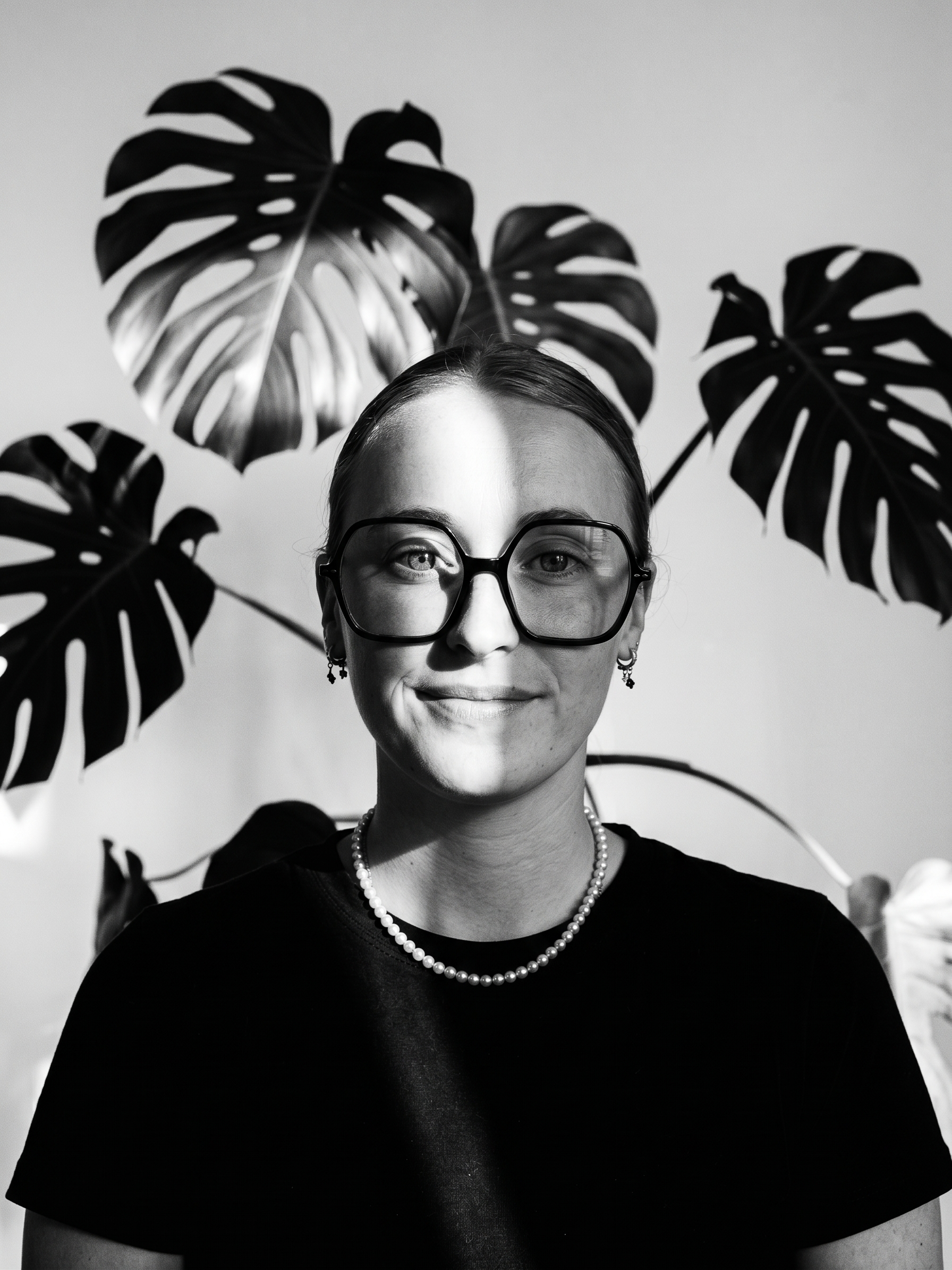 Portrait noir et blanc de Manon, architecte d'intérieur chez Meta Architecture