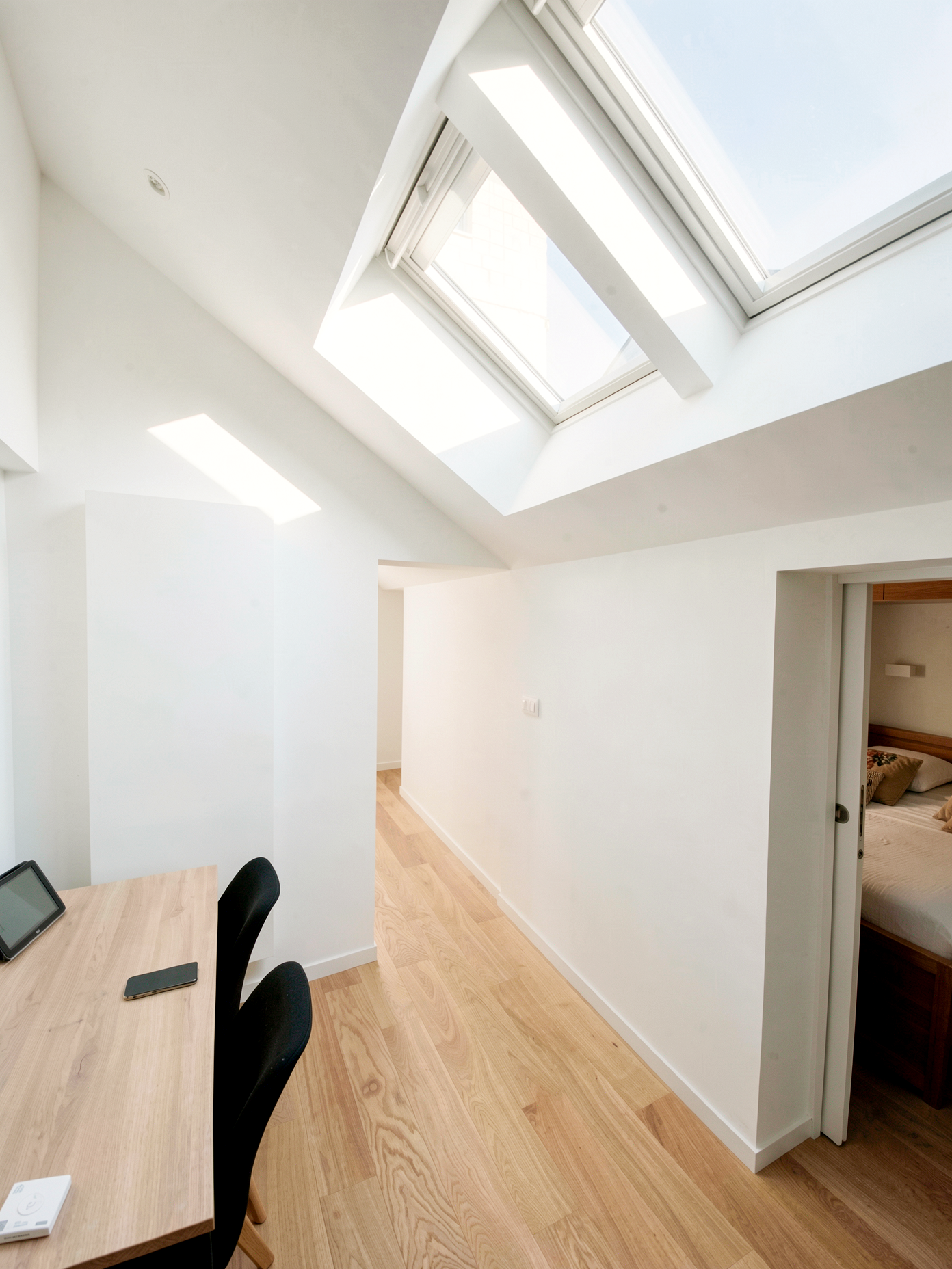 Bureau éclairé par une fenêtre de toit dans la maison rénovée au Pouliguen