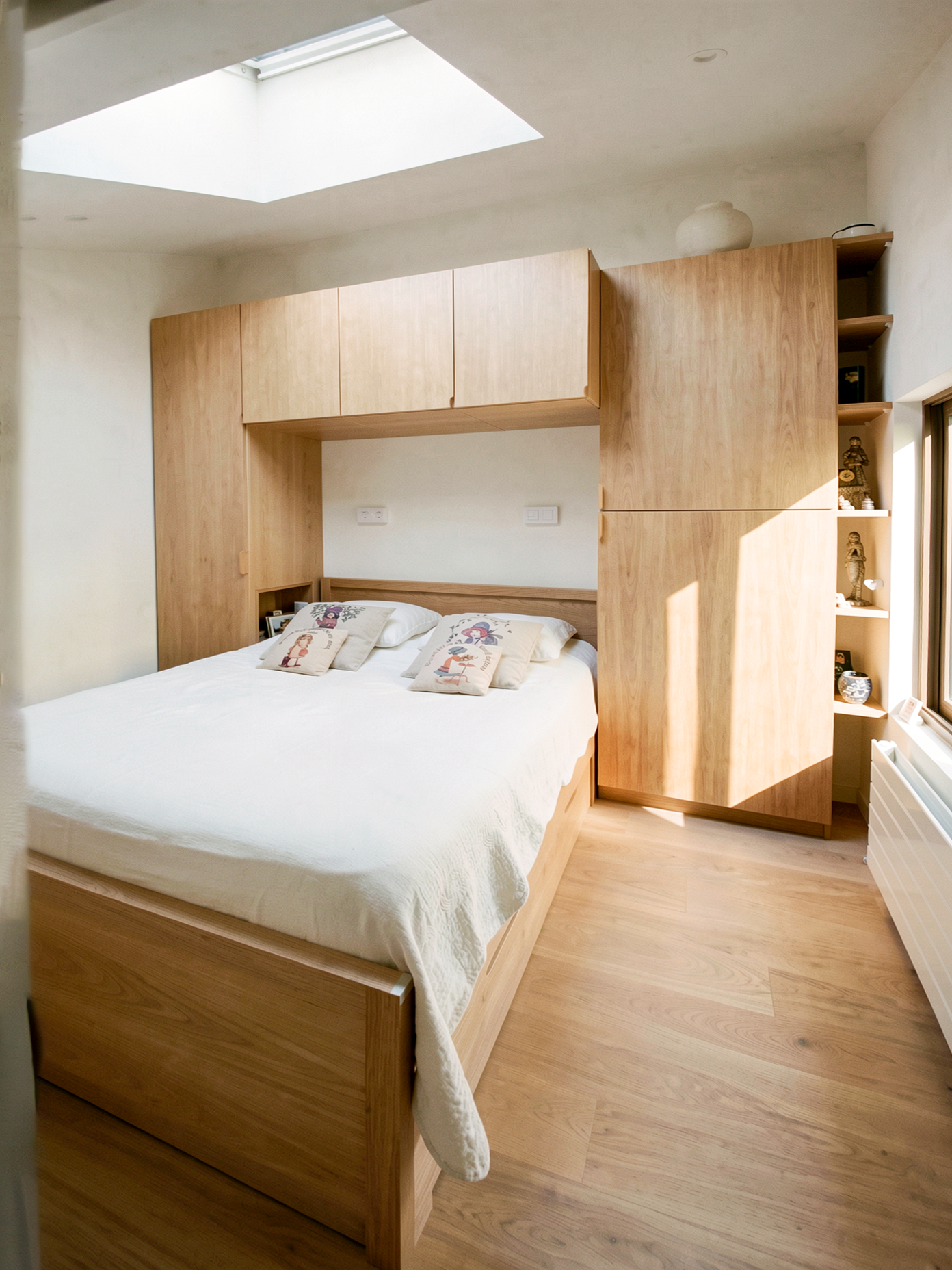 Chambre de plain-pied avec menuiseries en chêne et fenêtre de toit, Le Pouliguen
