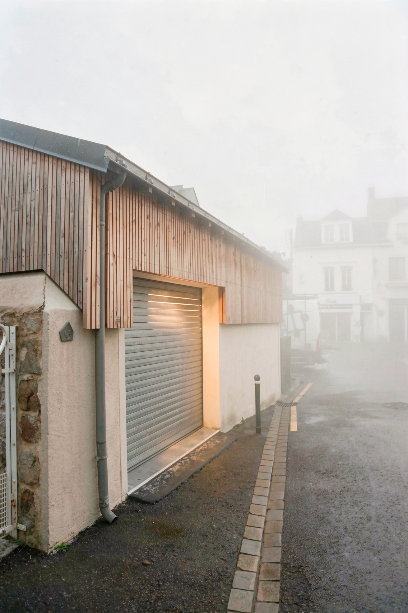 Rénover un garage au Pouliguen : façade sur rue en bardage douglas à claire-voie après travaux