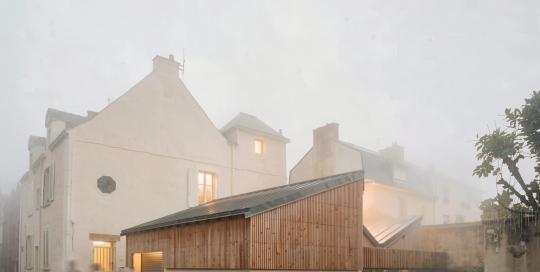 La maison rénovée insérée dans le centre-bourg du Pouliguen, à deux pas du port